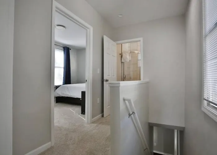 Modern 4br Home. King Bed. Fenced Yard. Sleeps 10. Near Osu And Downtown Columbus